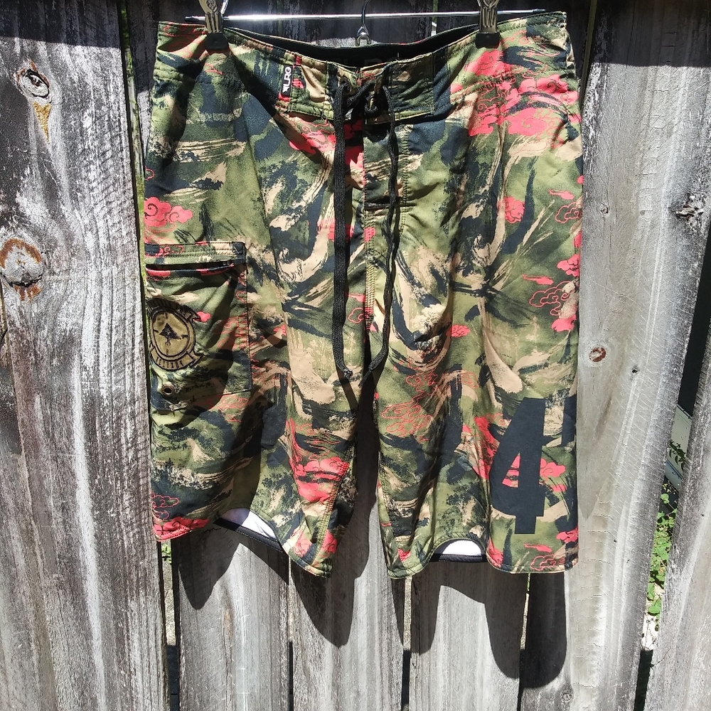 ❤LRG Camo Print Boardshorts Size 28